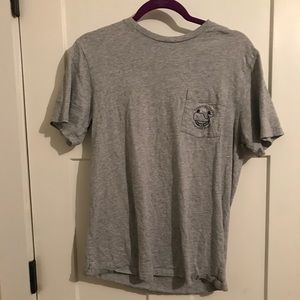 Gray vineyard vines kentucky derby t shirt.